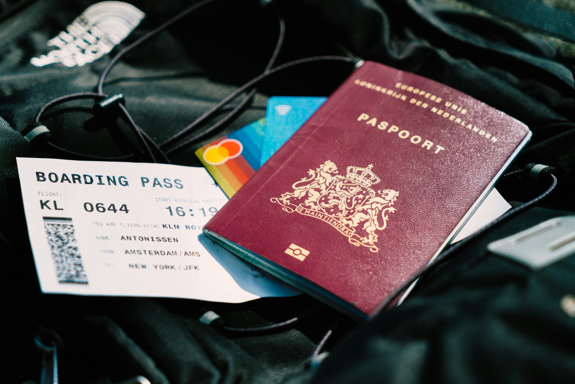Budget-Planung einer Sportreise mit Reisepass, Tickets und Notizbuch