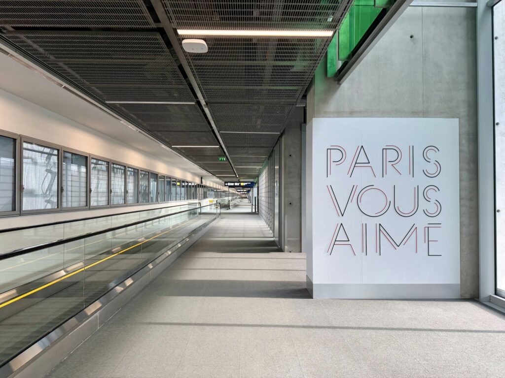 Terminal de depart de l'aeroport Paris-Charles de Gaulle pour les vols vers New York en juin 2026