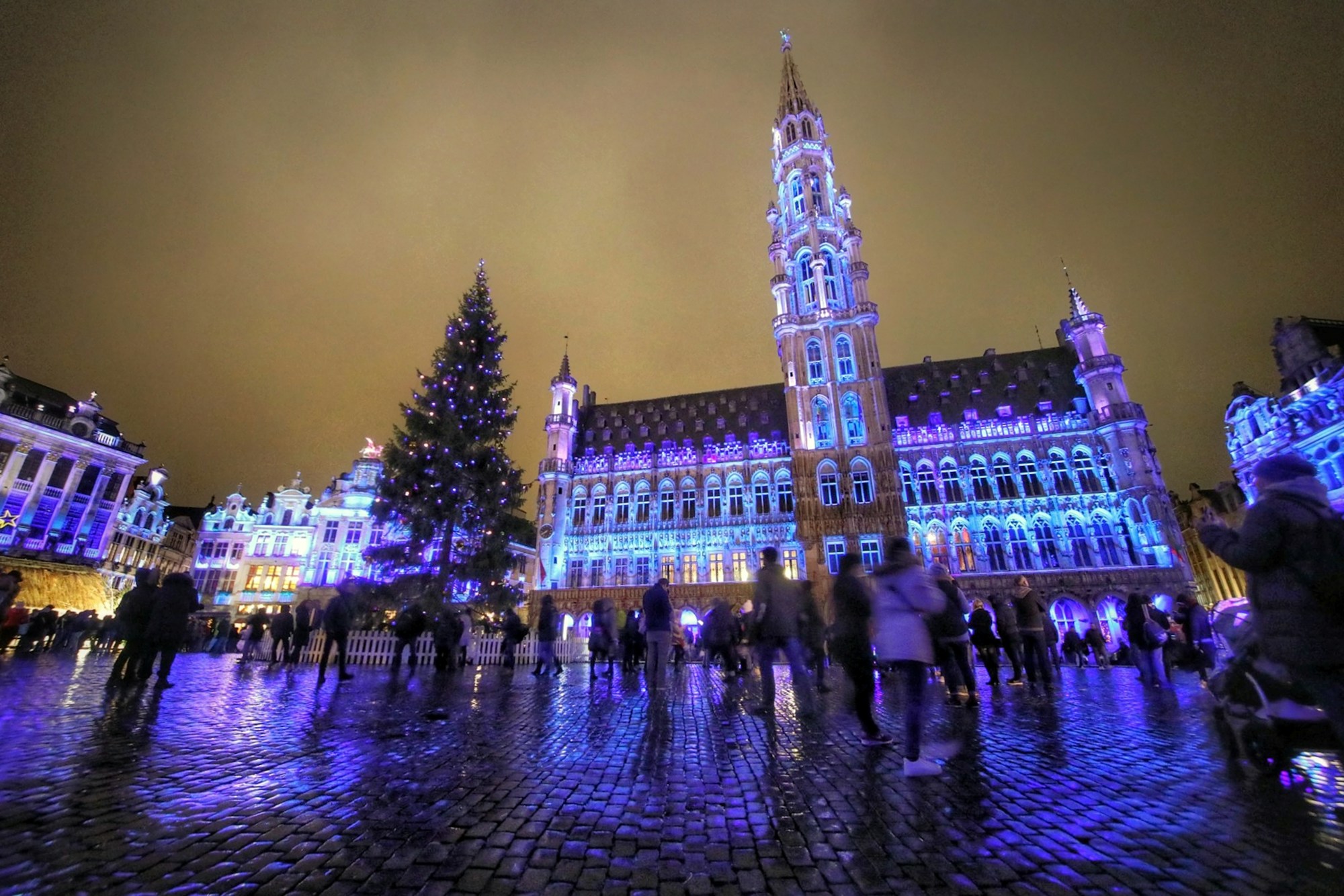 L'Hôtel de Ville gothique de Louvain ou les façades historiques de la Grand-Place de Bruxelles