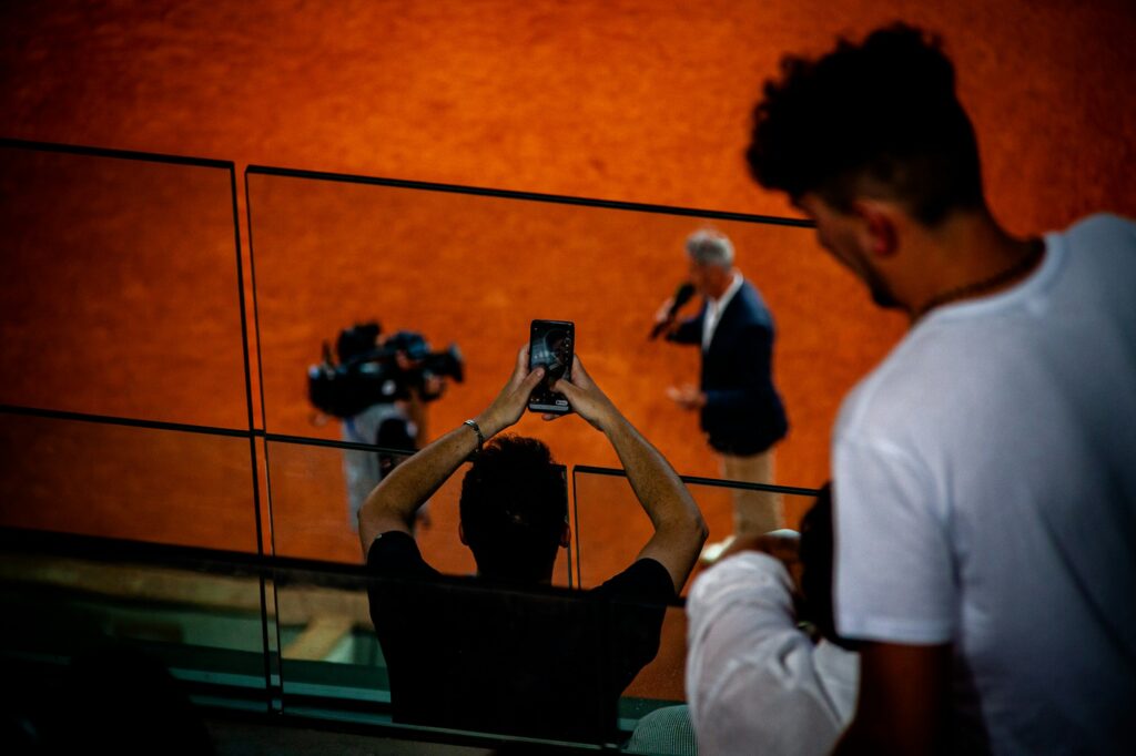 Ambiance de l'Opening Week au Stade Roland-Garros 2026 — spectateurs sur les courts en terre battue
