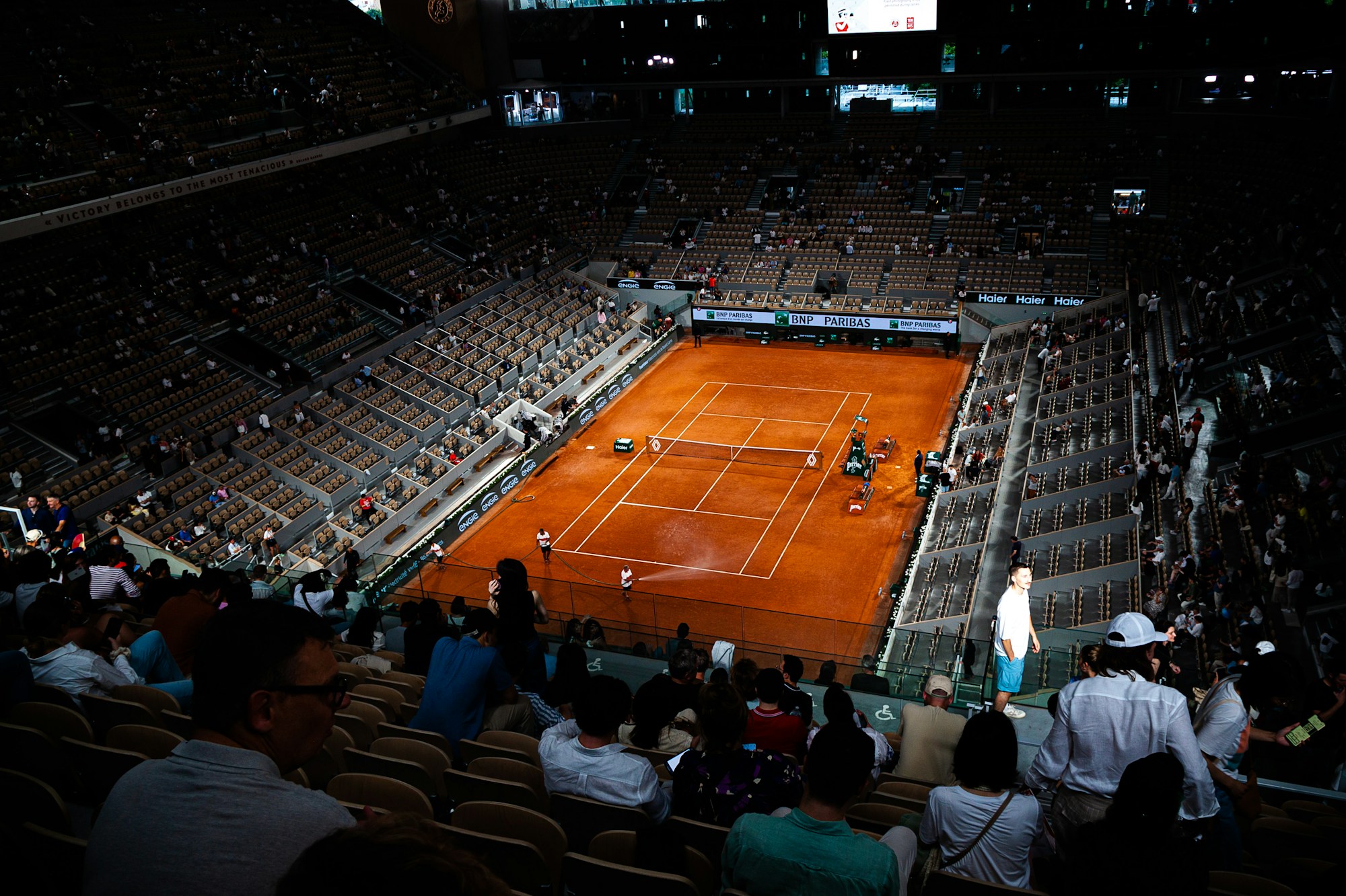 Multitud de espectadores en los pasillos del Stade Roland-Garros entre las pistas