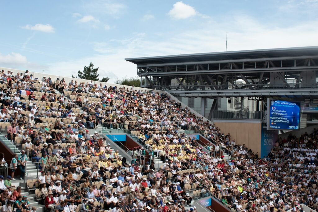 Ambiance de la foule lors d'un match au Stade Roland-Garros a Paris