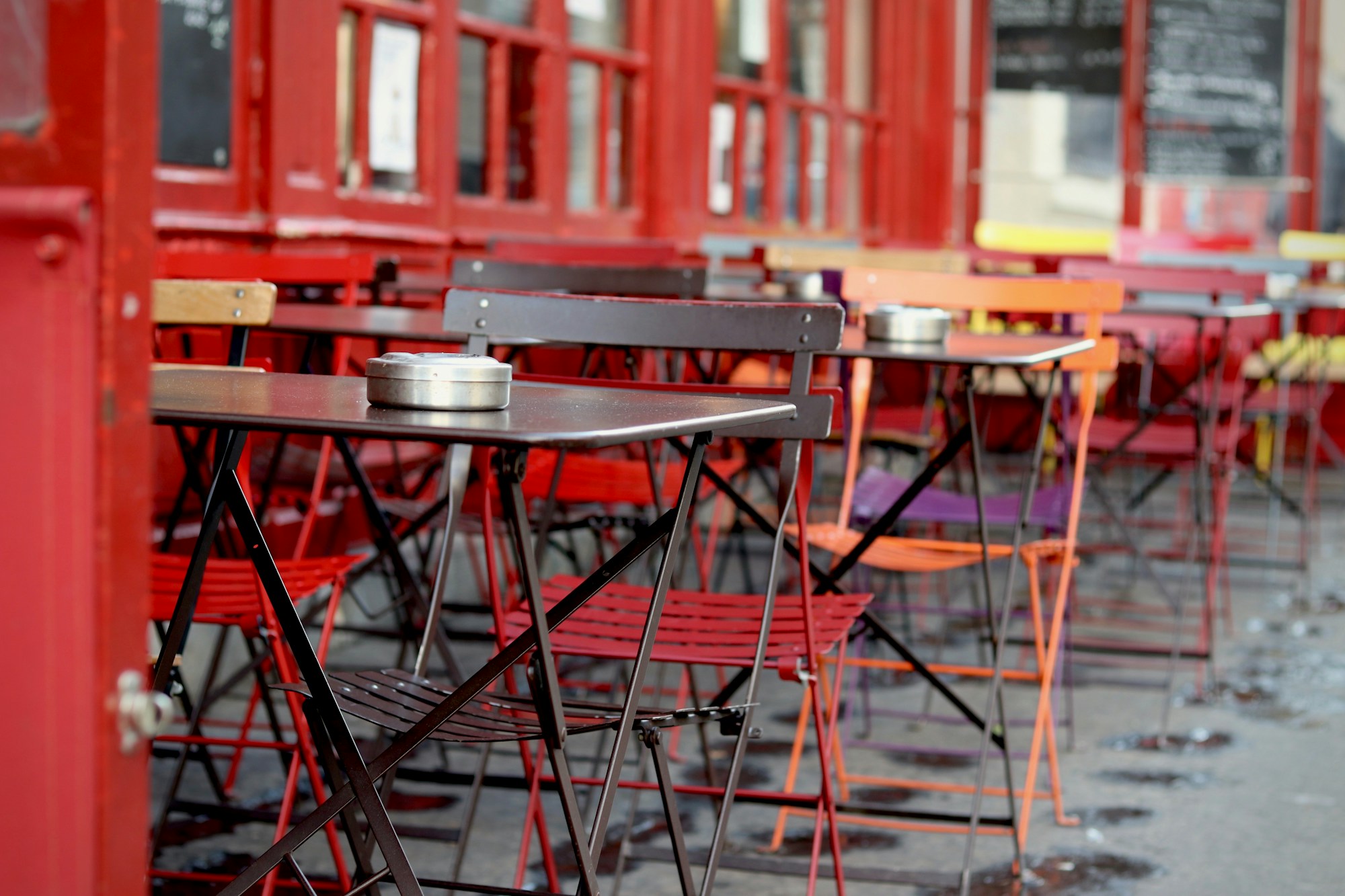 Terrasse d'un café historique à Saint-Germain-des-Prés, Paris 6e arrondissement