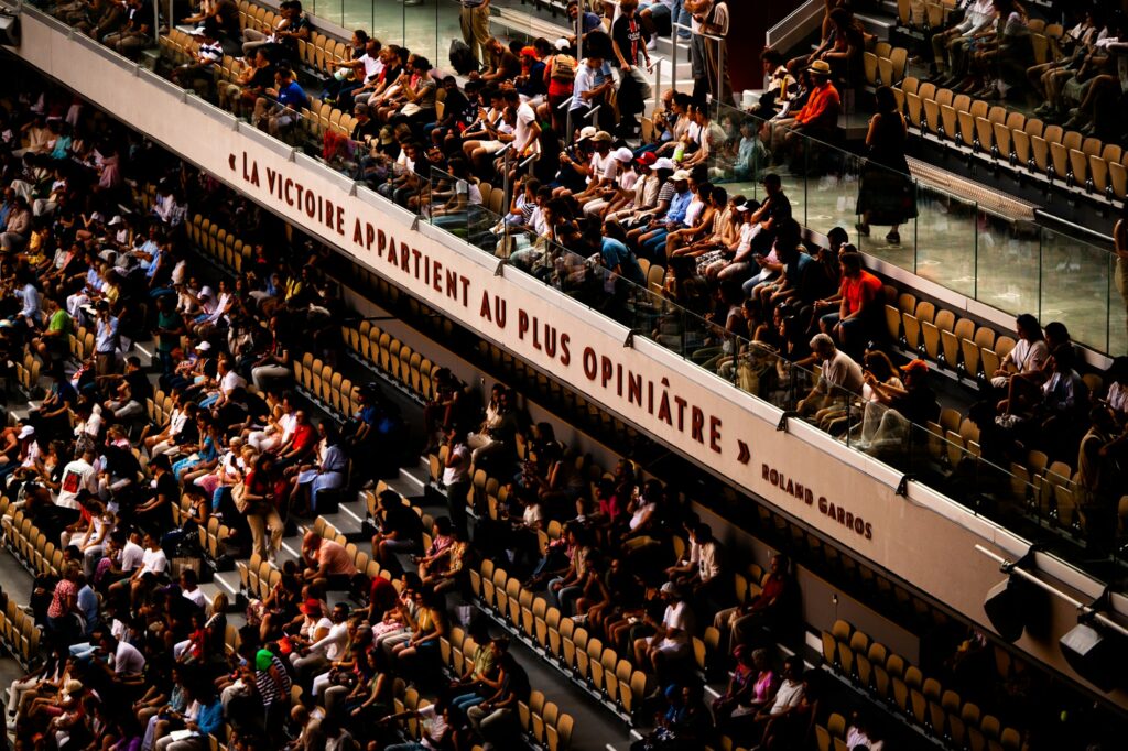 Tribunes bondées du court Philippe-Chatrier à Roland-Garros 2026