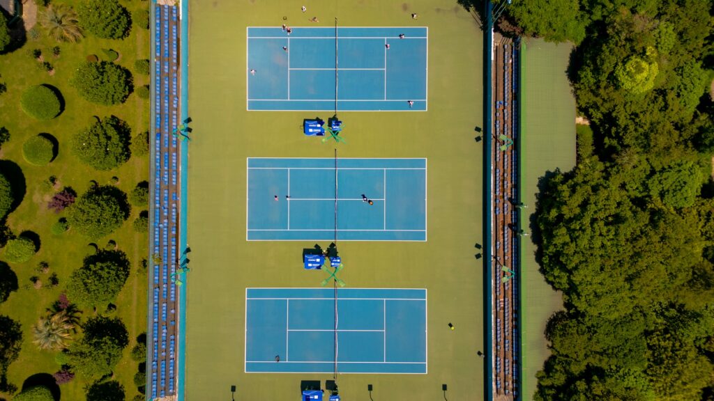 Vue aérienne du Stade Roland-Garros et de ses courts en terre battue à Paris, 125e édition 2026