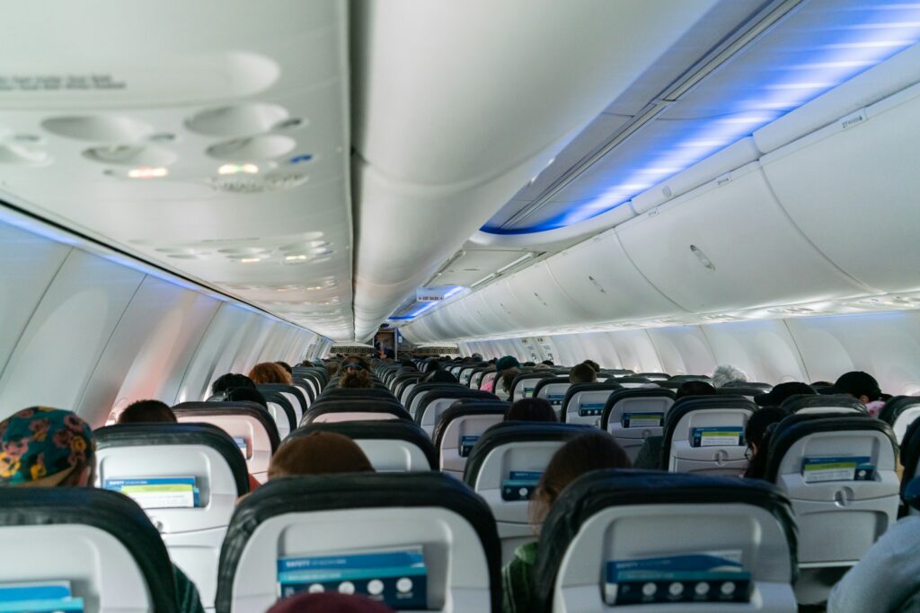 Compartiments à bagages en cabine d'avion, politique bagages compagnies low-cost 2026