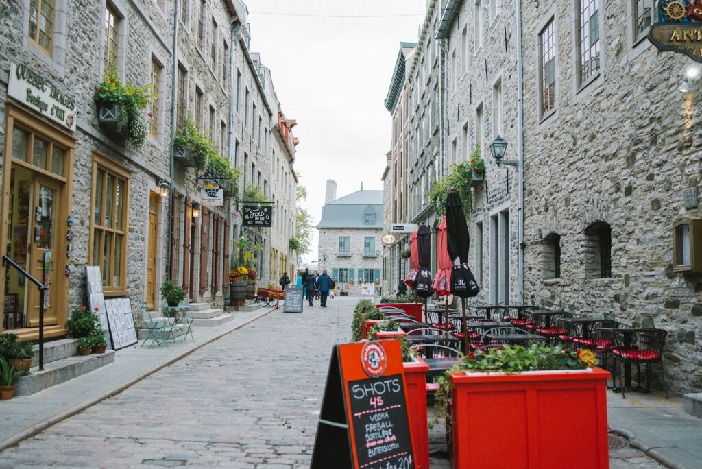 Vieux-Québec en été avec le Château Frontenac, ambiance Fête nationale