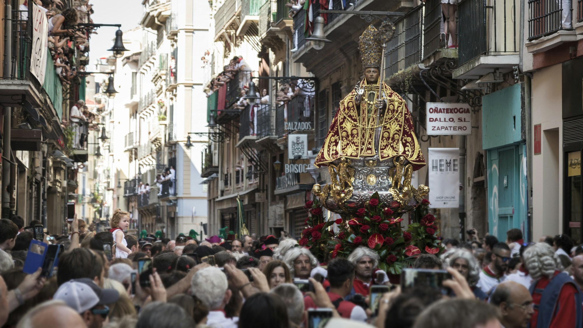 Calle estrecha de Pamplona durante el encierro de San Fermín