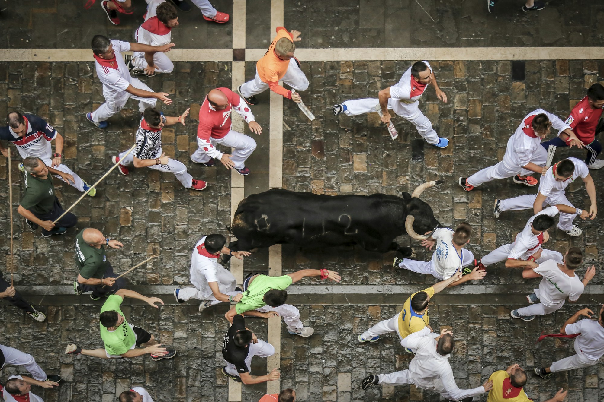 Multitud de blanco y rojo en la Plaza del Consistorial de Pamplona durante el Chupinazo