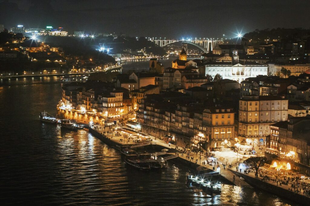 Festa de São João do Porto la nuit du 23 juin — feux de joie dans la Ribeira et feux d'artifice sur le Douro