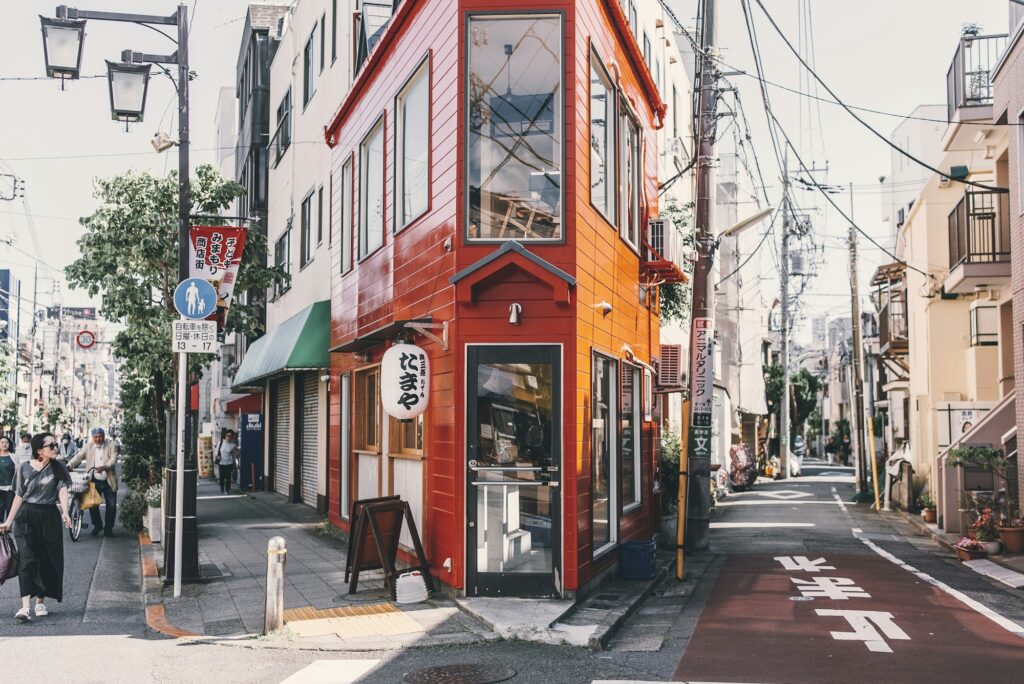 Ruelle commerçante de Shimokitazawa avec boutiques vintage et cafés indépendants à Tokyo