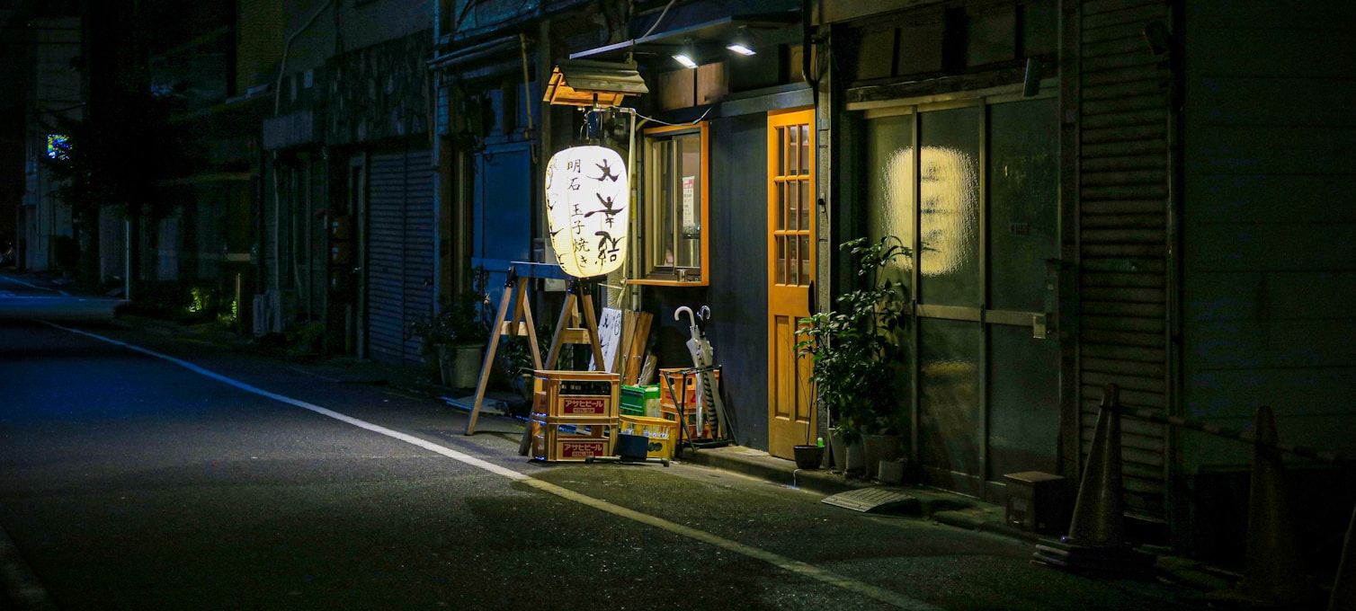 Ruelle commerçante de Shimokitazawa avec boutiques vintage et cafés indépendants