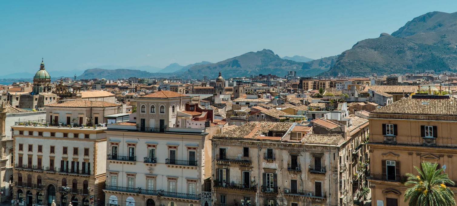 Vue panoramique sur Palerme et ses toits rouges depuis les hauteurs