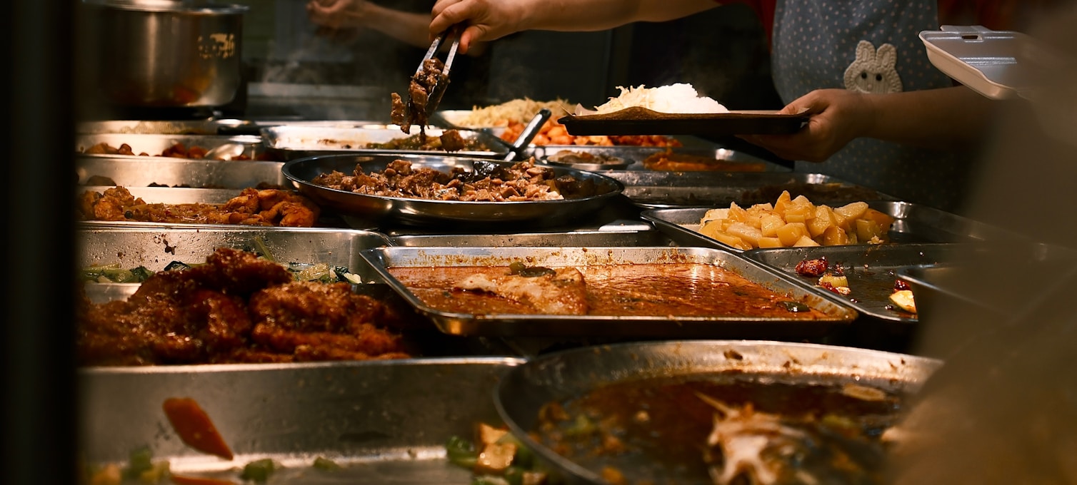Stands Michelin Bib Gourmand dans un hawker centre de Chinatown, Singapour
