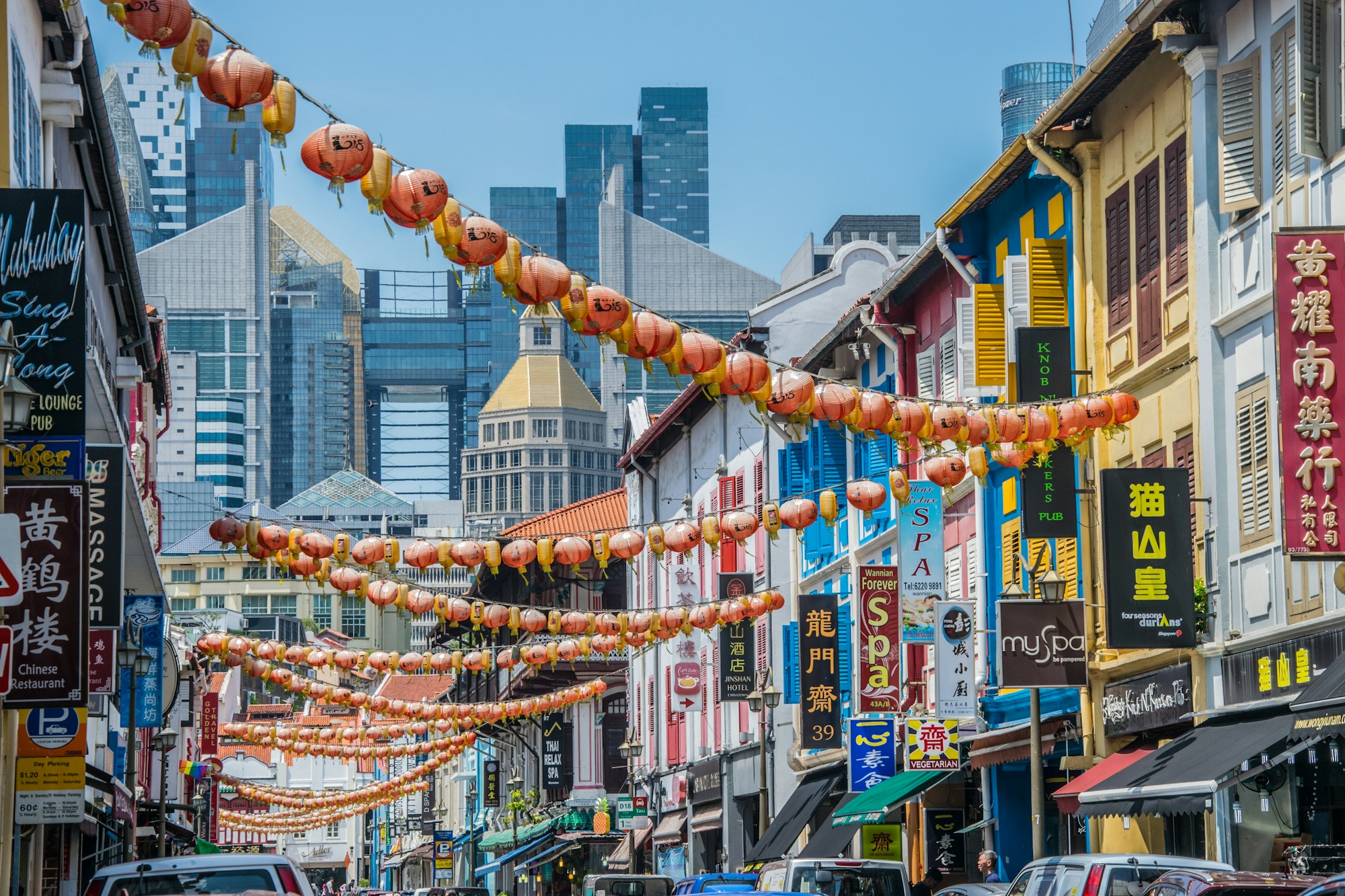 Vue aérienne d'un hawker centre de Singapour animé au coucher du soleil