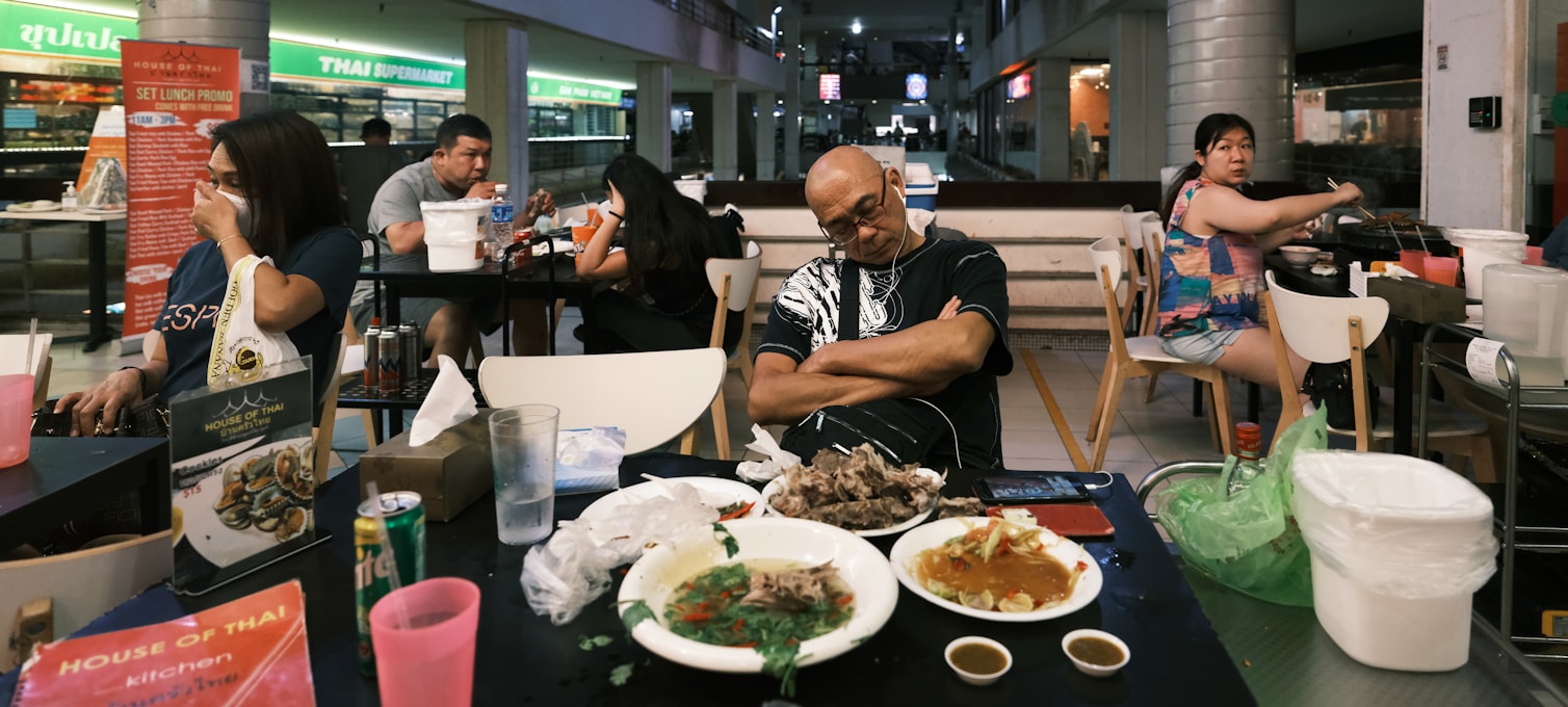 Singapour by night avec étals de street food illuminés et ambiance nocturne