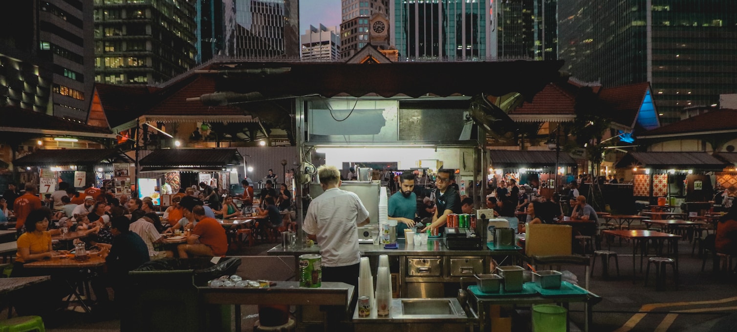 Repas privé en famille dans un hawker centre de Singapour avec guide local