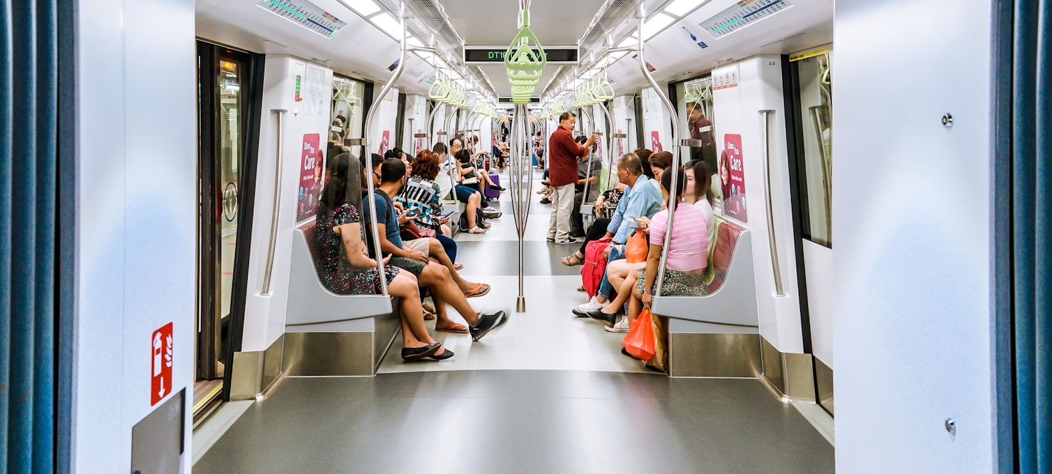 Carte du réseau MRT de Singapour avec les hawker centres principaux