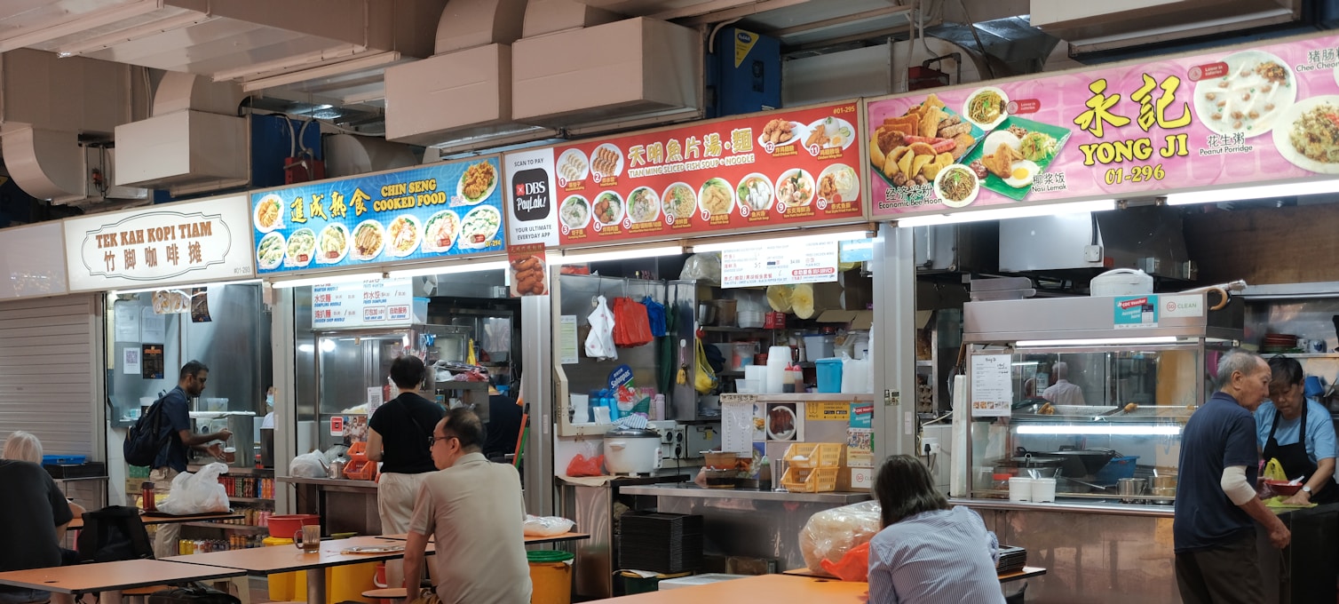 Cyclistes traversant Chinatown à Singapour lors d'un food tour en vélo