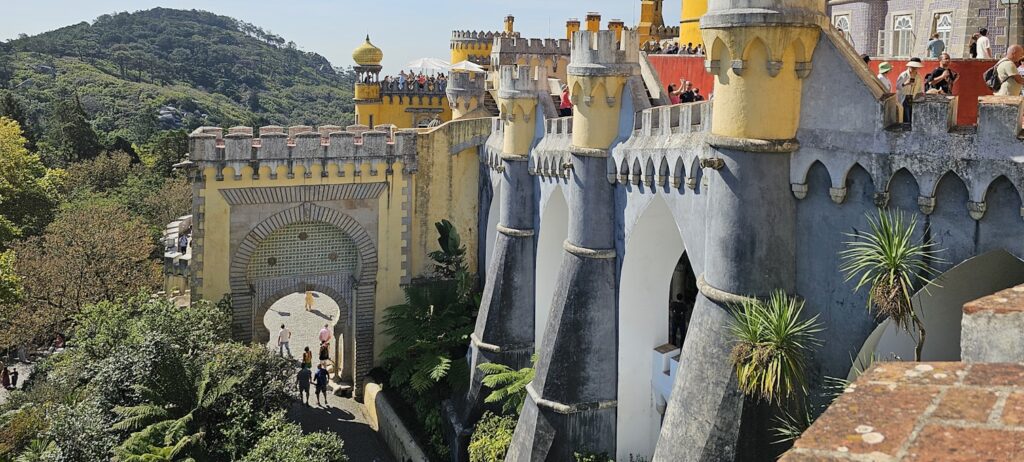 Vue sur le Palais de Pena et la Serra de Sintra depuis les remparts du Castelo dos Mouros