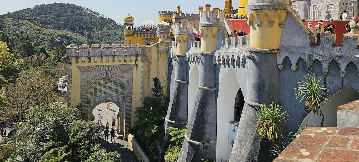 Vue sur le Palais de Pena et la Serra de Sintra depuis les remparts du Castelo dos Mouros