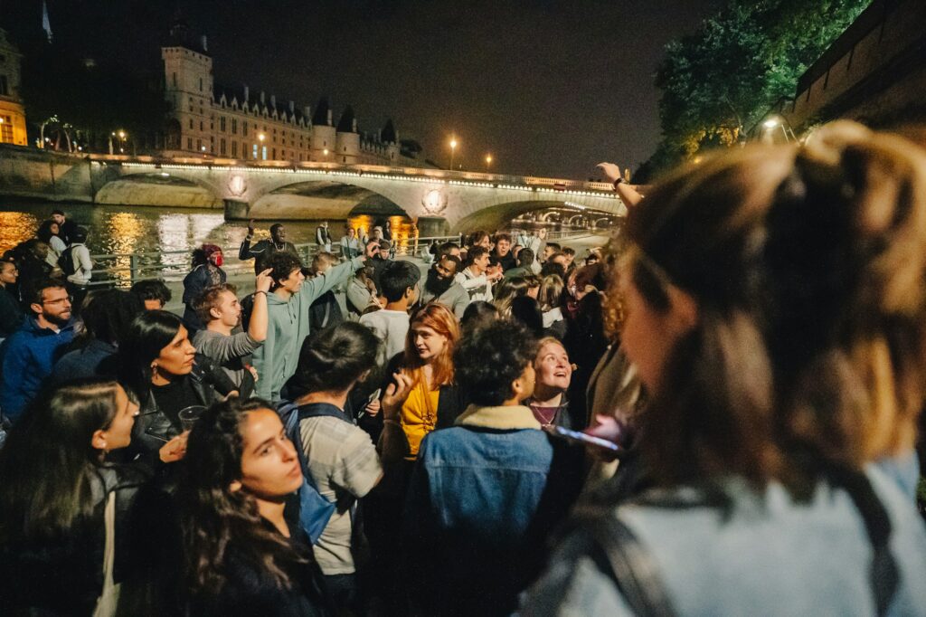Grande scène de concert en plein air la nuit, foule de festivaliers à Paris pour Solidays 2026