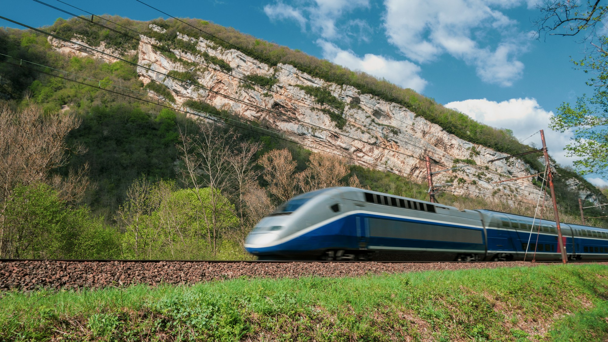 TGV en gare, train rapide pour rejoindre Nîmes depuis Paris en moins de 3 heures