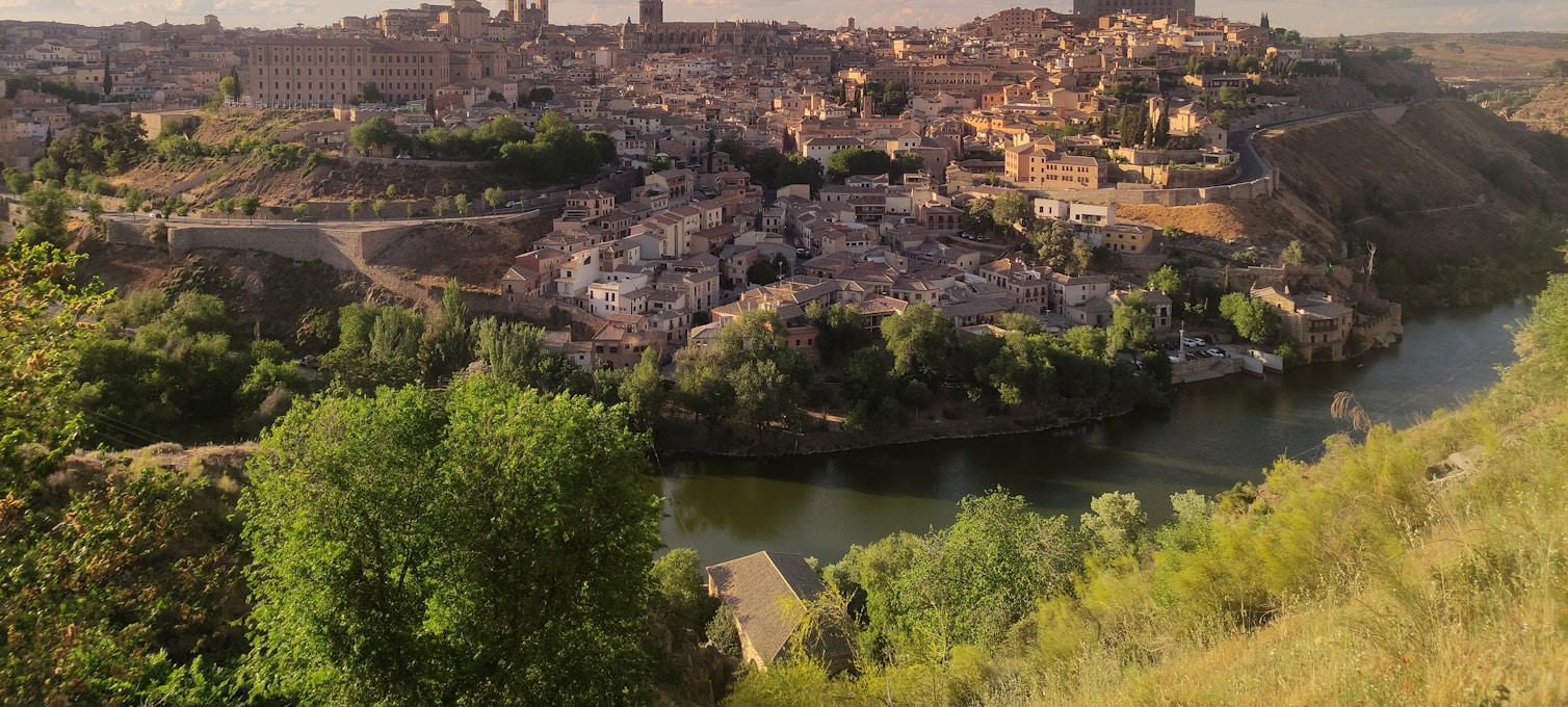 Vue panoramique sur la vieille ville de Tolède et le fleuve Tage depuis le Mirador del Valle