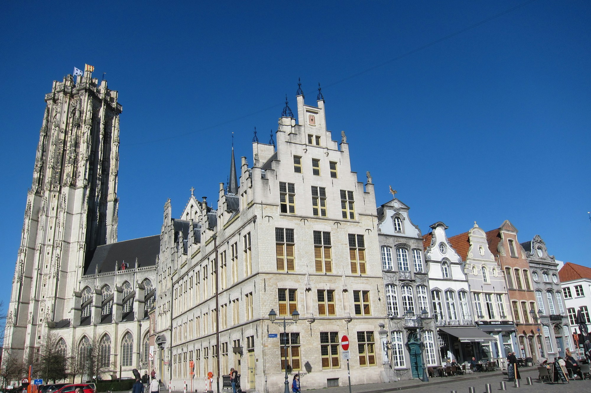 Tour Saint-Rombaut et centre historique de Malines, ville médiévale belge entre Anvers et Bruxelles