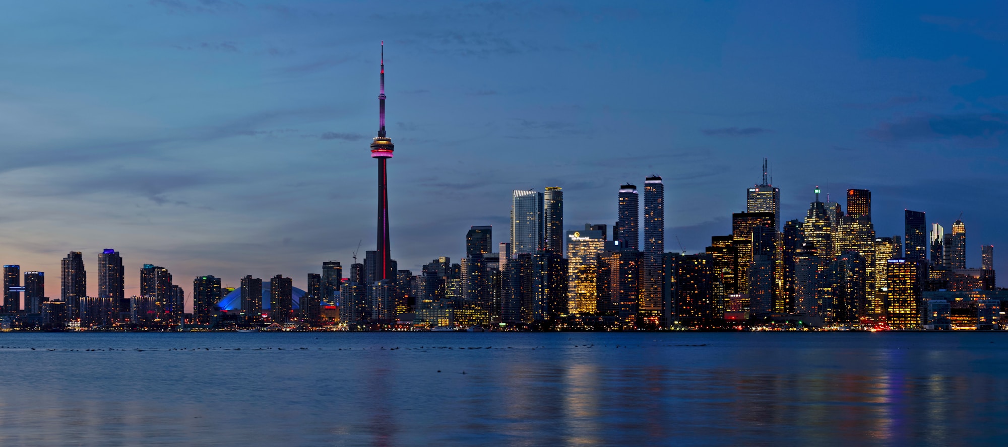 Skyline de Toronto avec la Tour CN et le bord du lac Ontario au coucher du soleil
