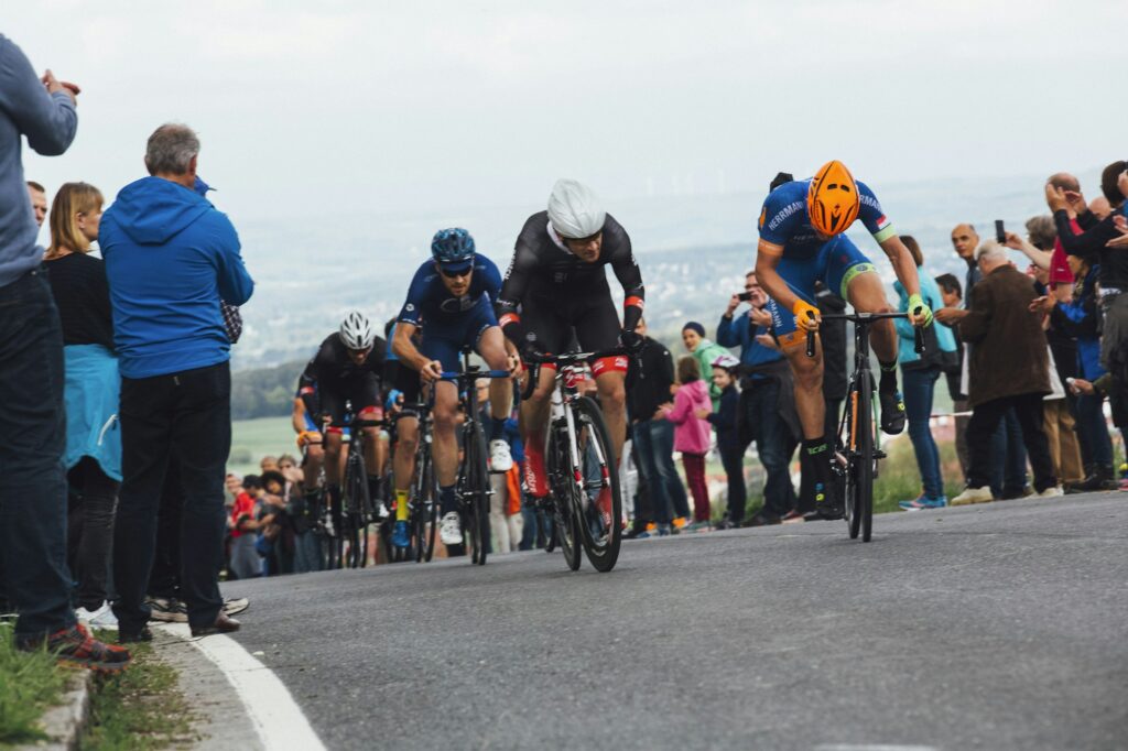 Spectateurs au bord d'une route de montagne lors du Tour de France