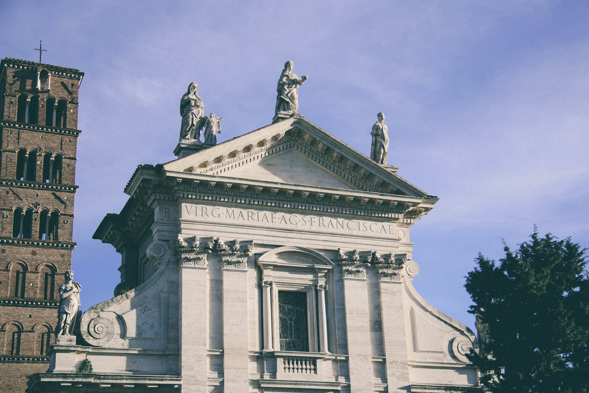 La Basilique Santa Maria in Trastevere et sa façade en mosaïque, Rome