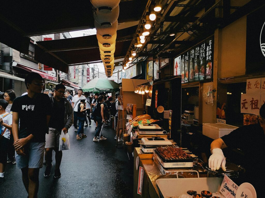 Marché extérieur de Tsukiji à Tokyo — stands de fruits de mer et dégustations de rue