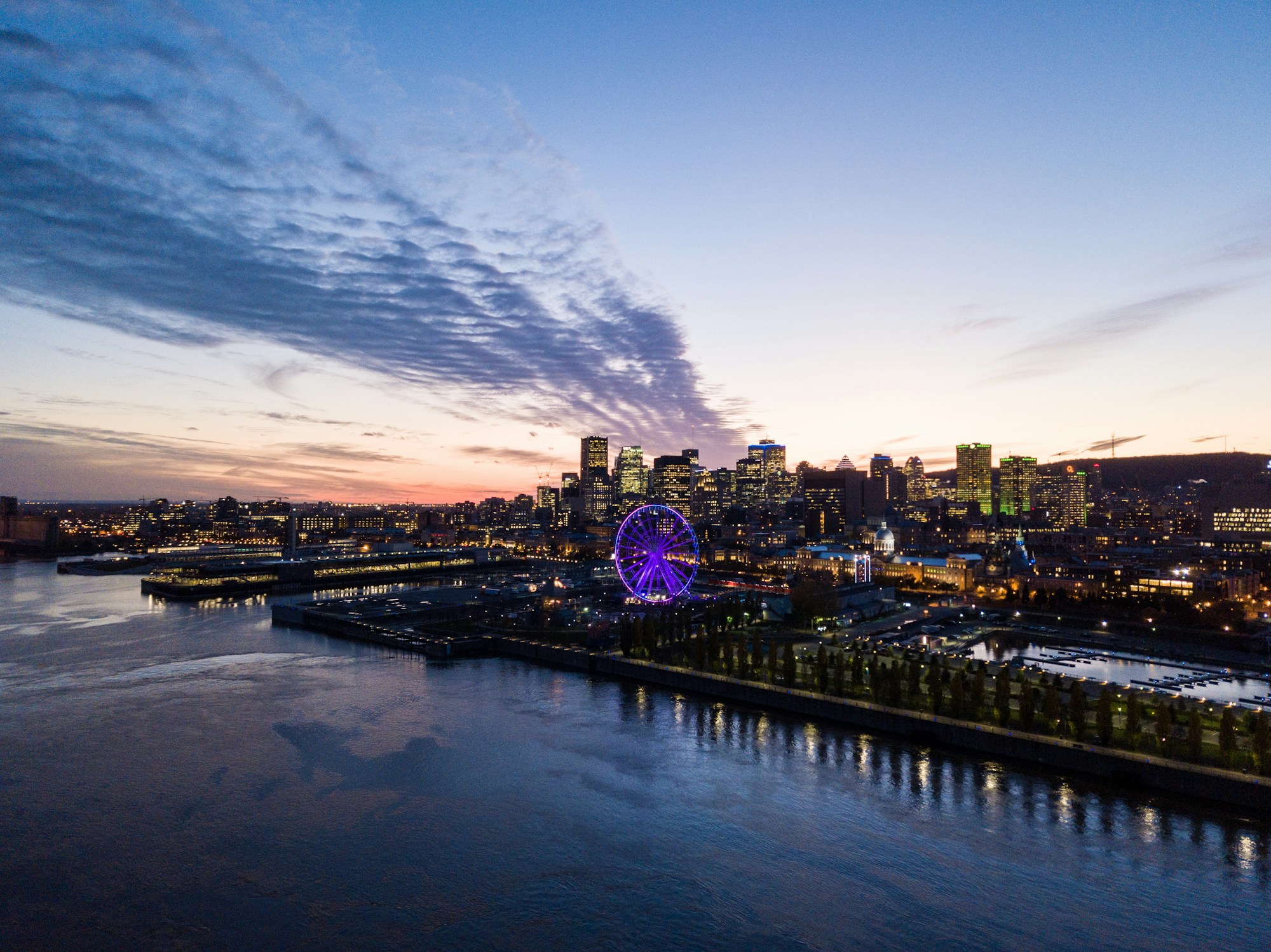 Vieux-Port de Montréal en soirée d'été, terrasses animées