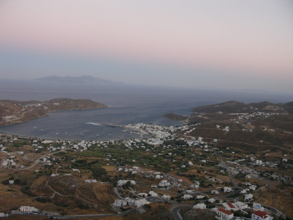 Ferry express entre les îles grecques des Cyclades, mer Égée bleue
