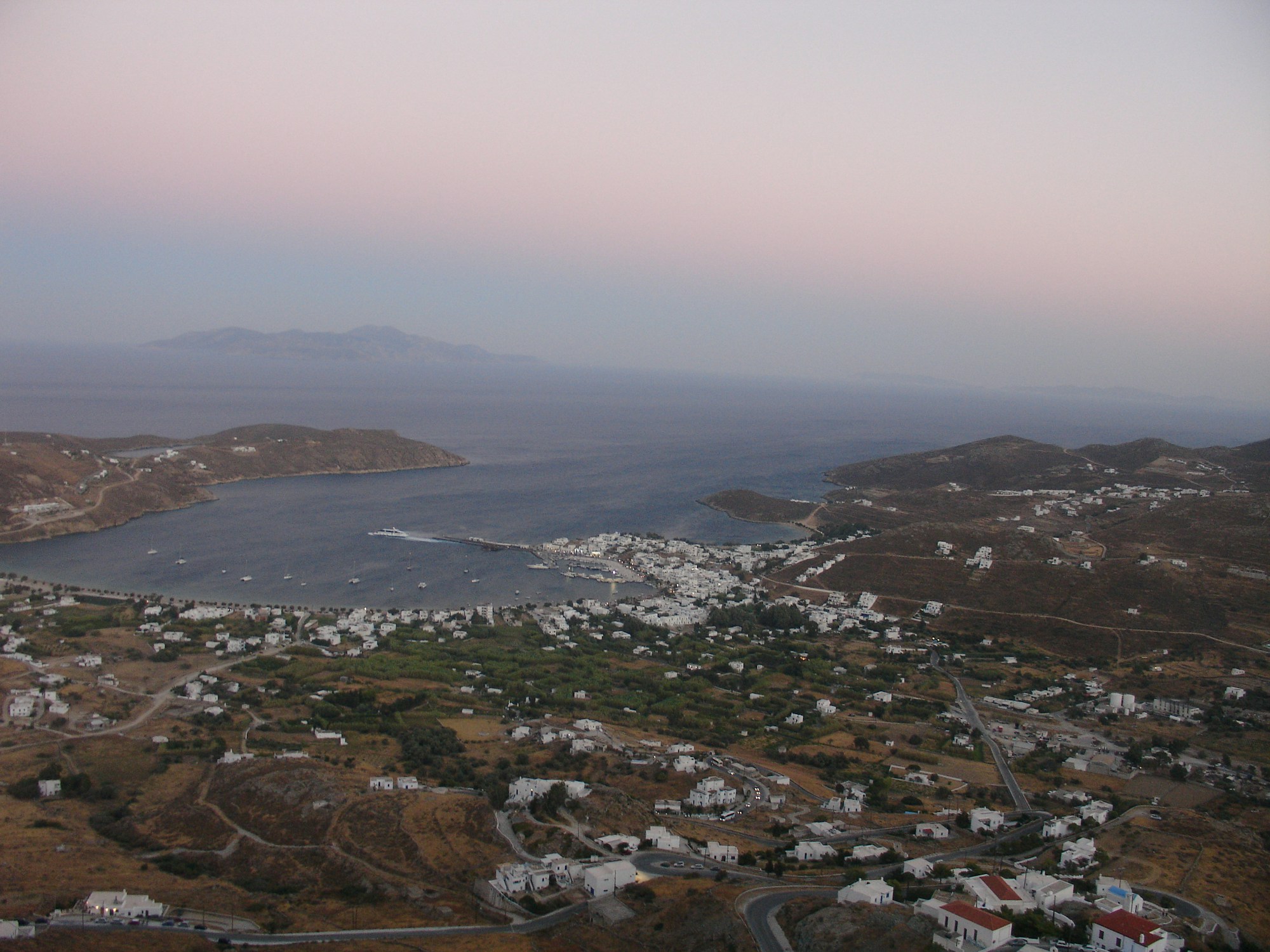 Ferry express entre les îles grecques des Cyclades, mer Égée bleue