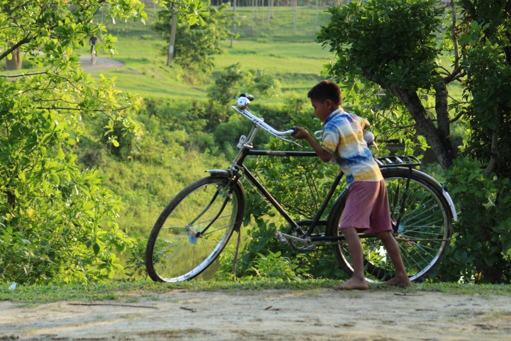 Cycliste traversant les ruelles de la vieille ville de Jaipur au lever du soleil lors d'une visite guidée à vélo avec dégustation de street food