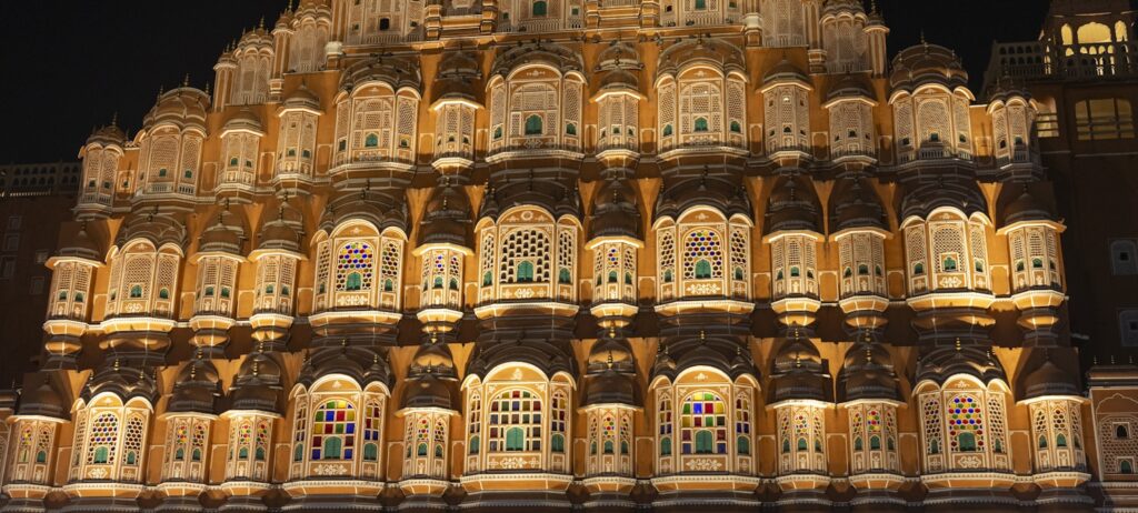 Façade du Hawa Mahal illuminée la nuit pendant Diwali à Jaipur, Rajasthan