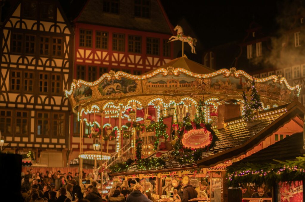 Marche de Noel medieval en Europe, facades a colombages illuminees sous la neige