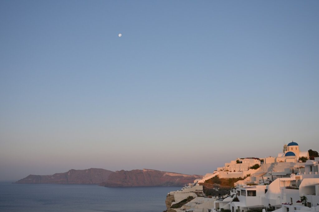 Village blanc de Santorin et dômes bleus sur la caldeira volcanique des Cyclades