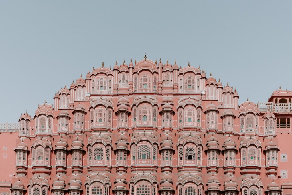 Façades roses de Jaipur s'embrasant au coucher du soleil, diyas allumés dans les ruelles historiques pendant Diwali