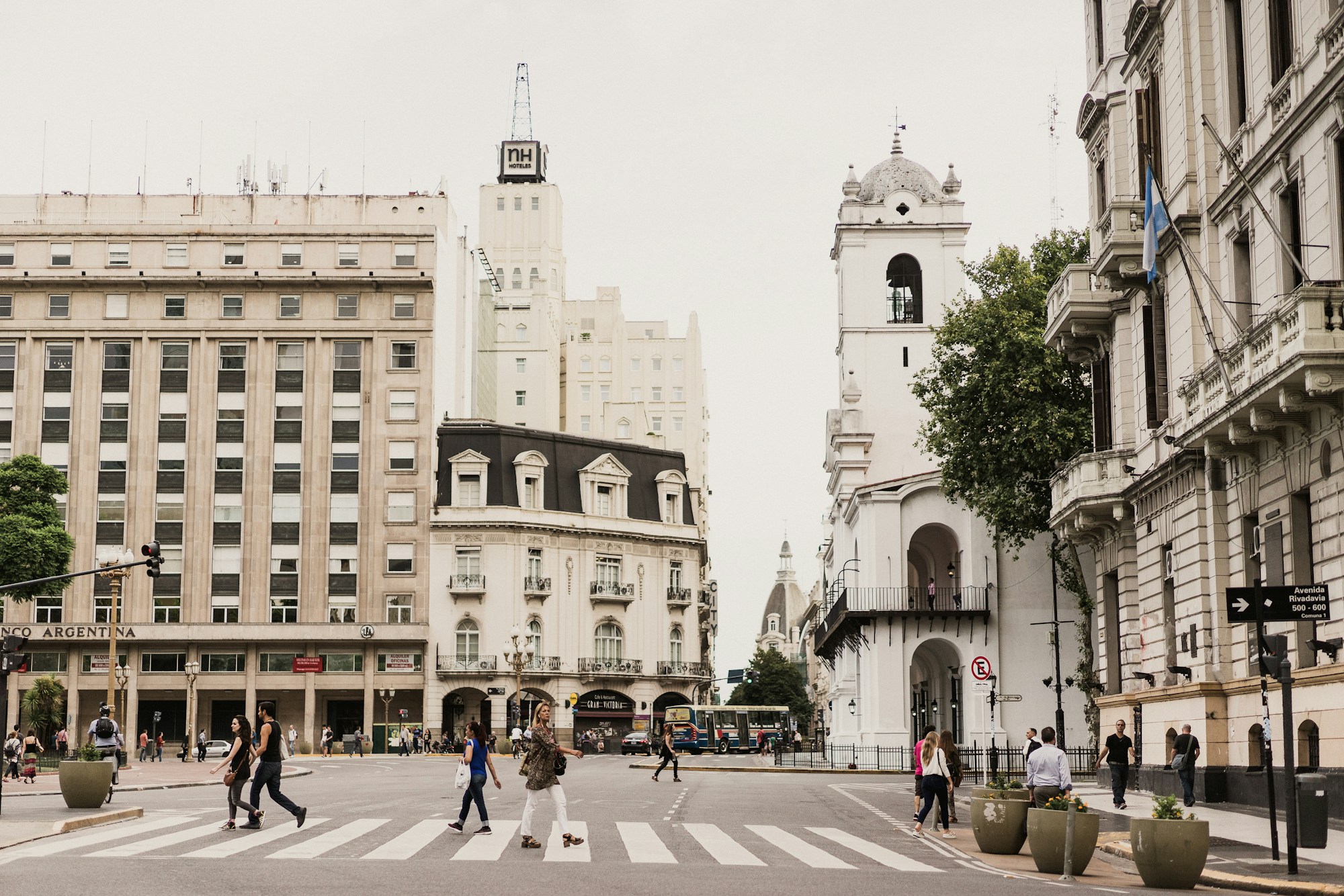 Rue pavée de San Telmo, quartier historique du tango à Buenos Aires