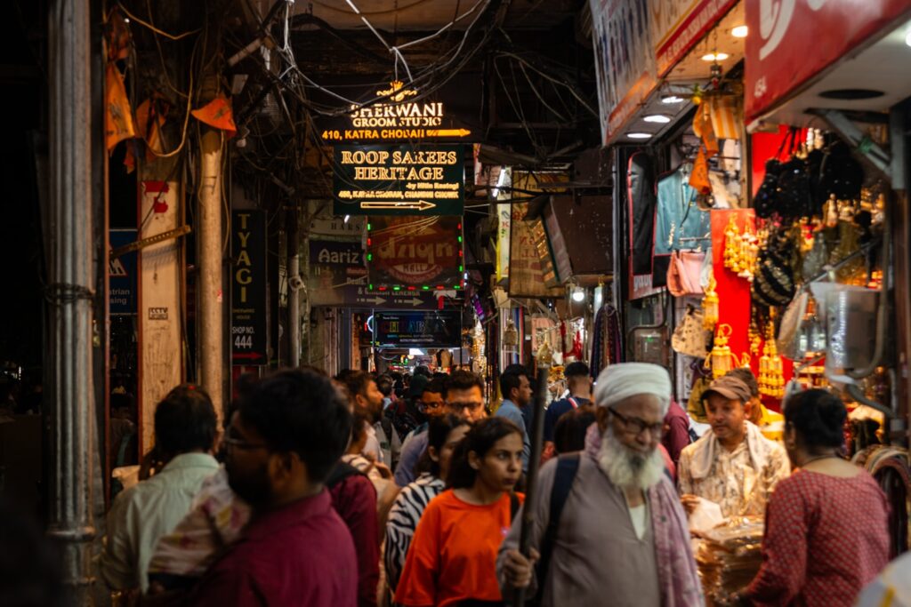Guide shopping privé accompagnant un visiteur dans les allées de Johari Bazar illuminé pour Dhanteras à Jaipur