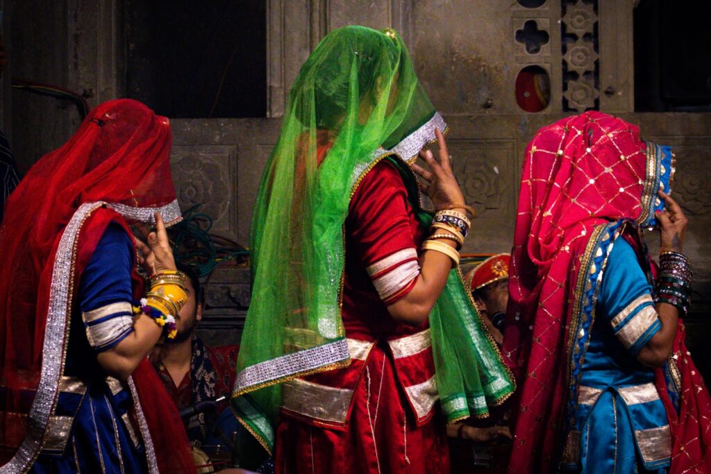 Cours de cuisine rajasthani végétarienne chez l'hôte Shalini à Jaipur — préparation du dal baati churma et des sweets de Diwali