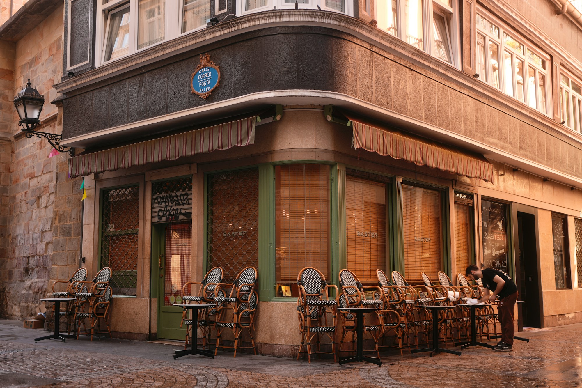 Rues animées de la Parte Vieja de Saint-Sébastien en soirée, bars et terrasses