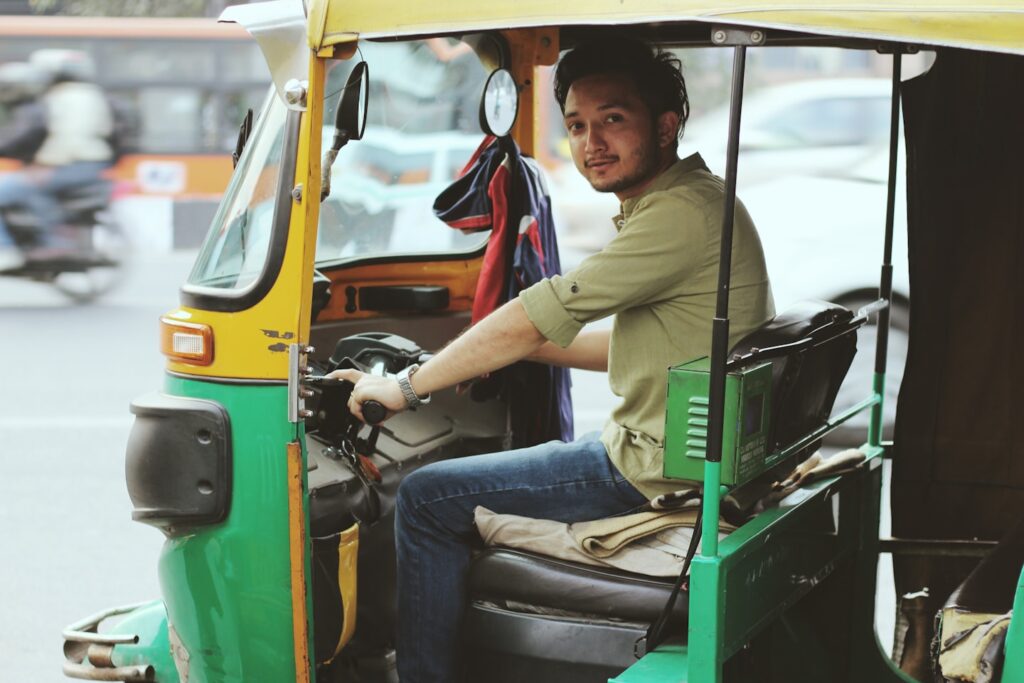 Tuk-tuk privé traversant les ruelles illuminées de la vieille ville de Jaipur avec un expert local pendant Diwali
