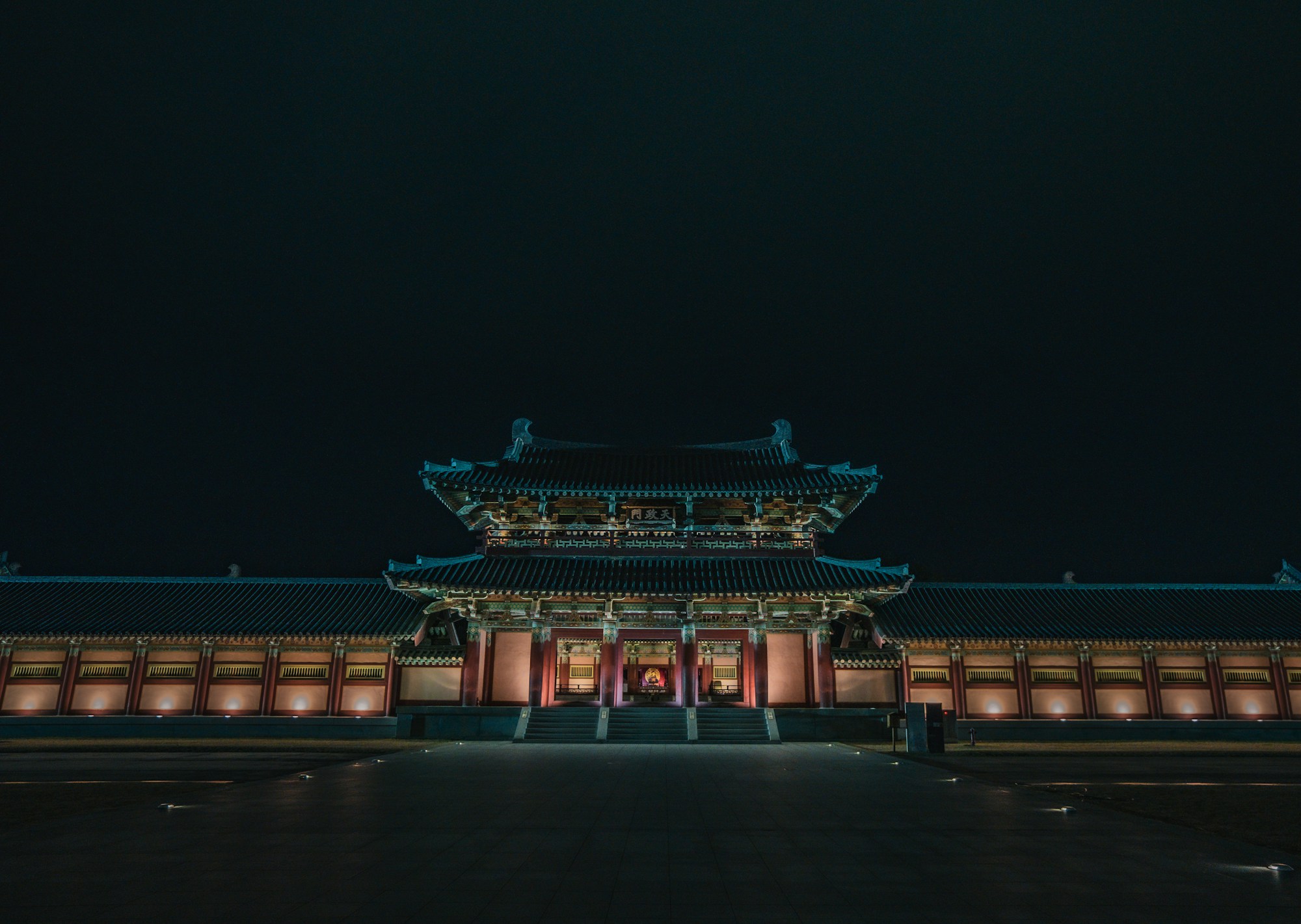 Visitantes en hanbok frente al palacio Gyeongbokgung en Seúl, entrada gratuita durante Chuseok