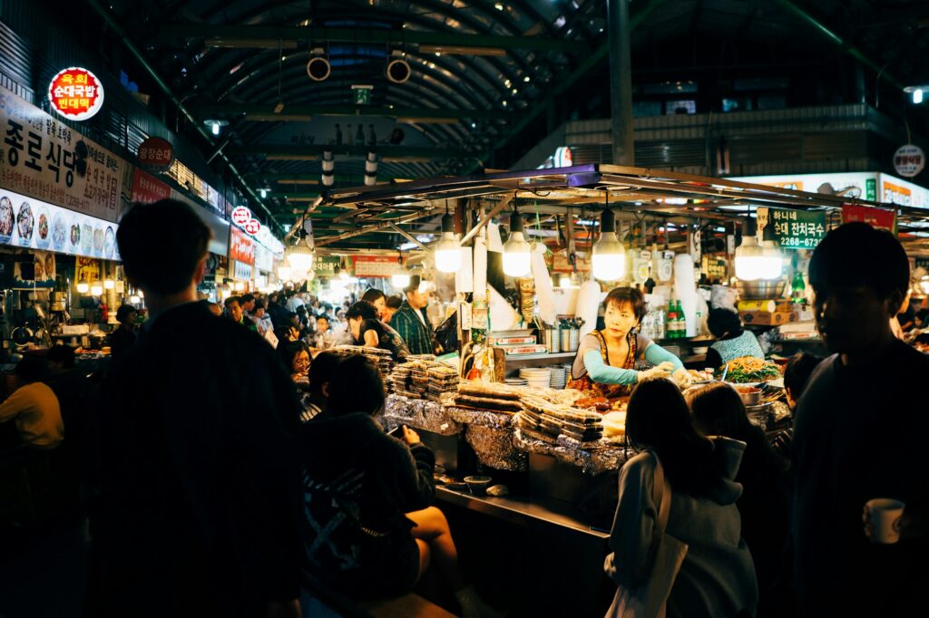 Allée alimentaire du marché Gwangjang à Séoul, stands de street food coréenne