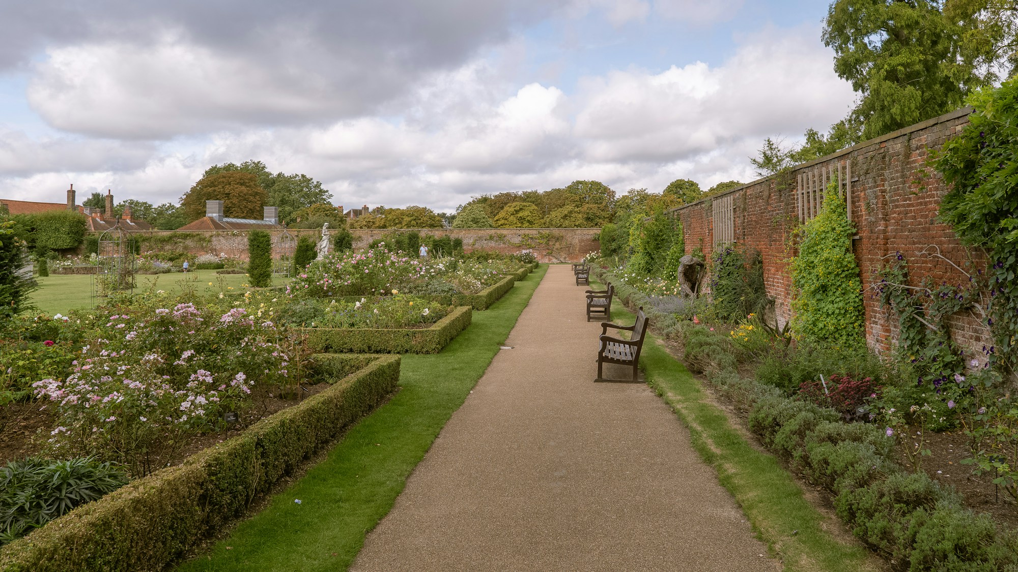 Jardins formels de Hampton Court Palace au coucher du soleil