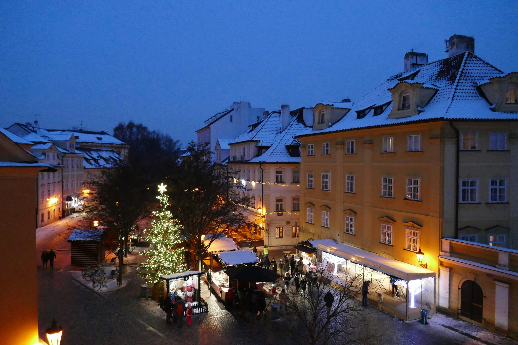 Rue médiévale illuminée d'une vieille ville européenne en hiver pour Noël